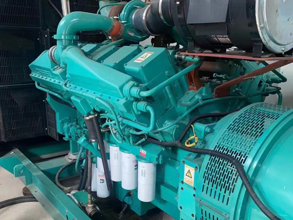 卫滨更换100kW柴油发电机组机油时，需要注意哪些事项？